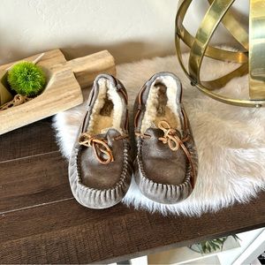 UGG Dakota 5612 Womens Gray Suede Sheepskin Slip-On Moccasin Slippers.